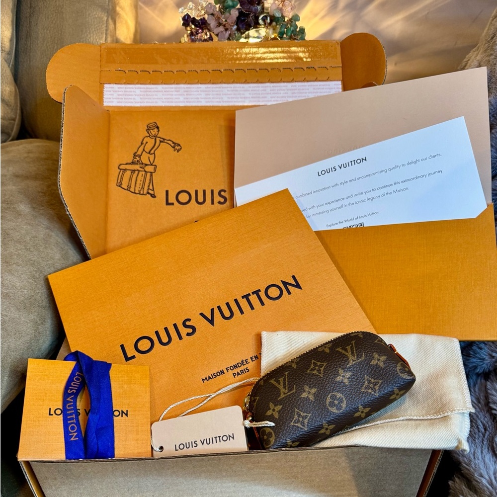 LOUIS VUITTON COSMETIC LIPSTICK POUCH GIFTABLE SET BNIB! SOLD OUT!